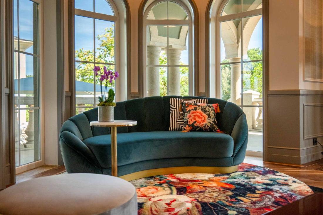 Un style intemporel entre les traits début du siècle de la maison et son design dans l’air du temps