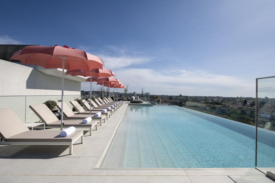 Le dernier étage de l’hôtel abrite une piscine extérieure chauffée à débordement de 17 mètres