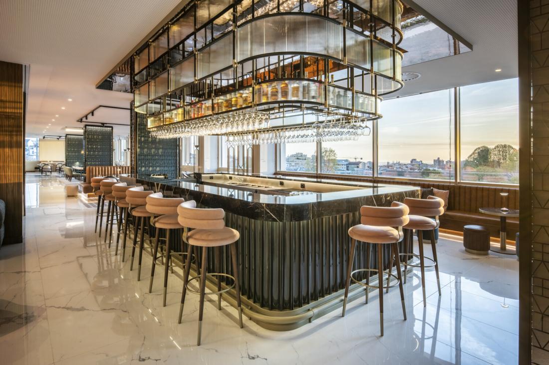 Pour une vue panoramique, le Sky Bar, au cinquième étage, offre un cadre serein 
