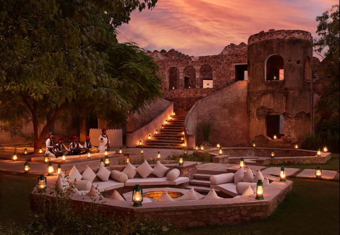 Dîner en terrasse dans l’un des restaurants du Fort Barwara