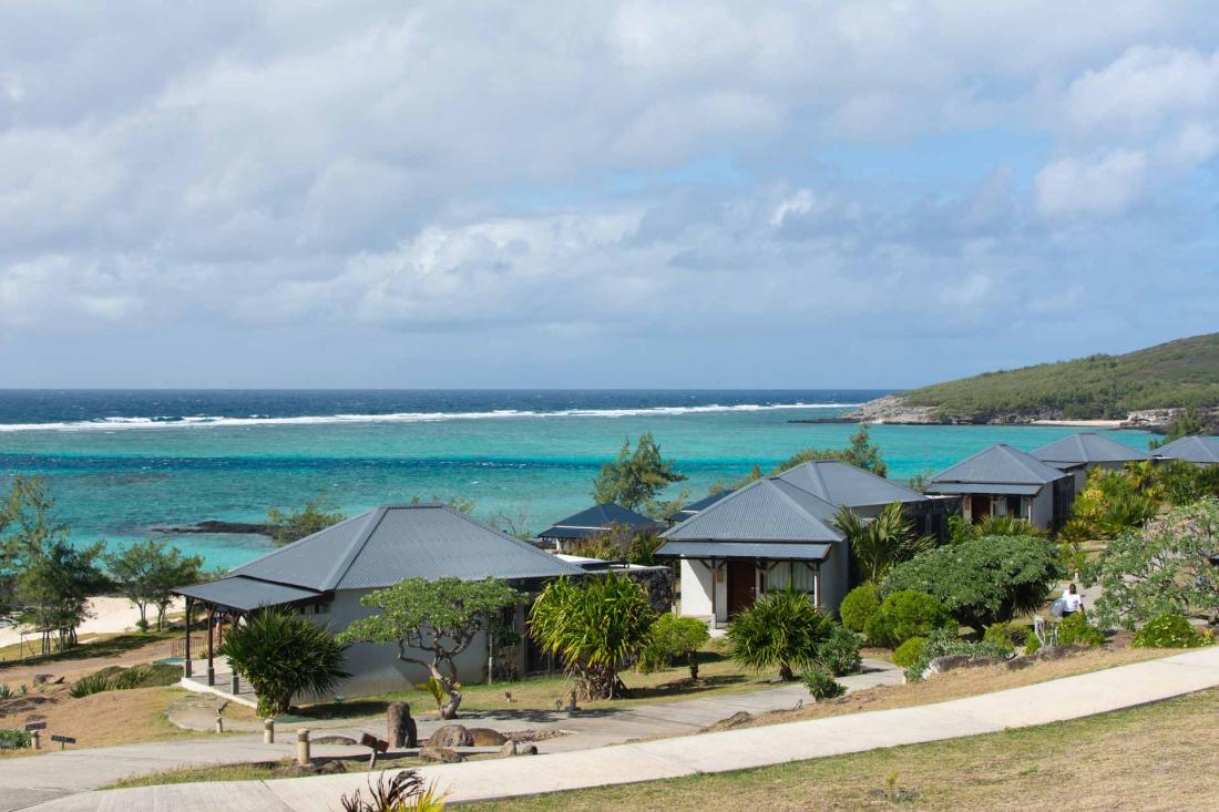 L’hôtel de charme est isolé sur l’île Rodrigues au milieu des eaux tranquilles de l’océan Indien