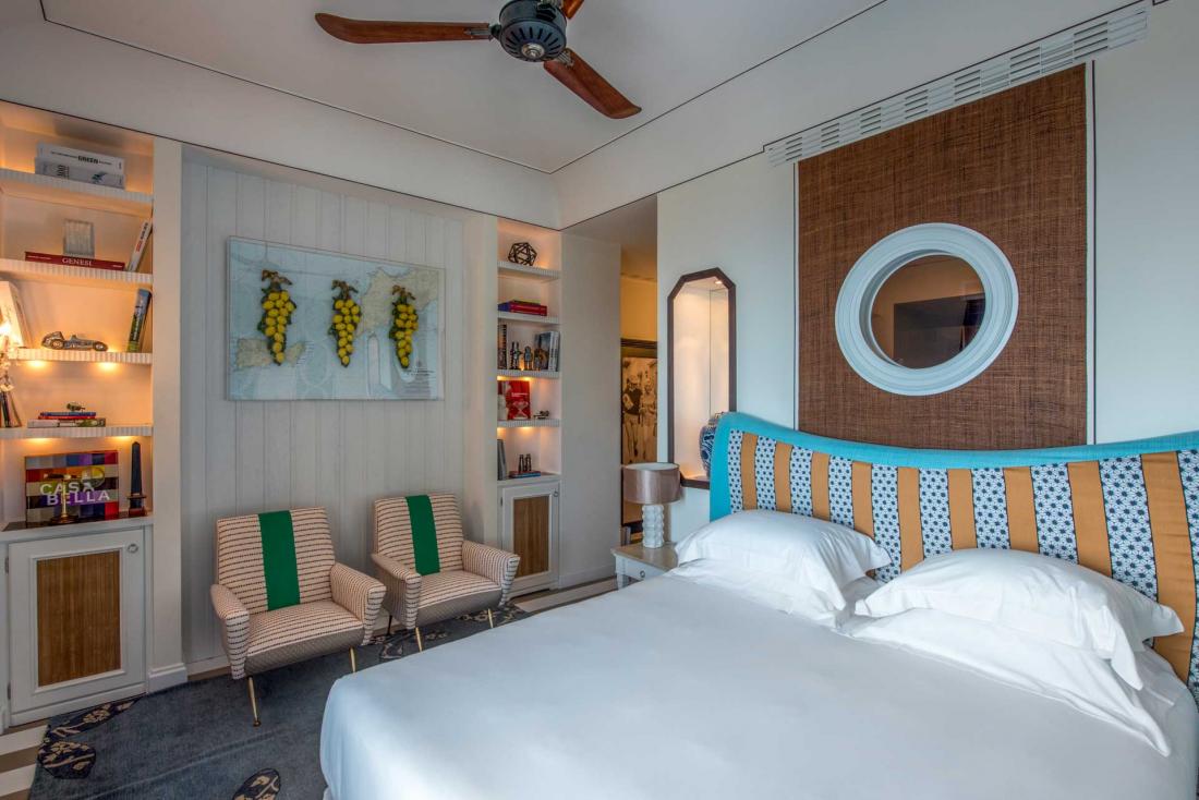 Les 54 chambres présentent un mélange de design contemporain et rétro qui célèbre la Dolce Vita