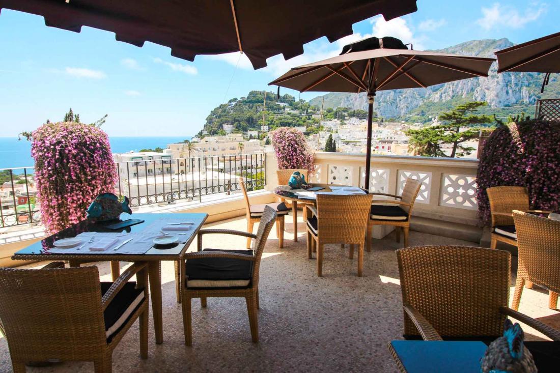 La terrasse de l’hôtel offre offre une vue imprenable sur la mer et l’île bleue © DR