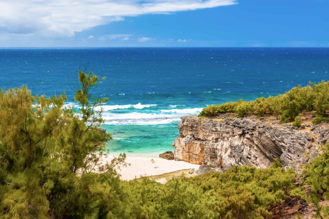 La plage de trou d’argent, à 10 minutes à pied de l’hôtel par la côte