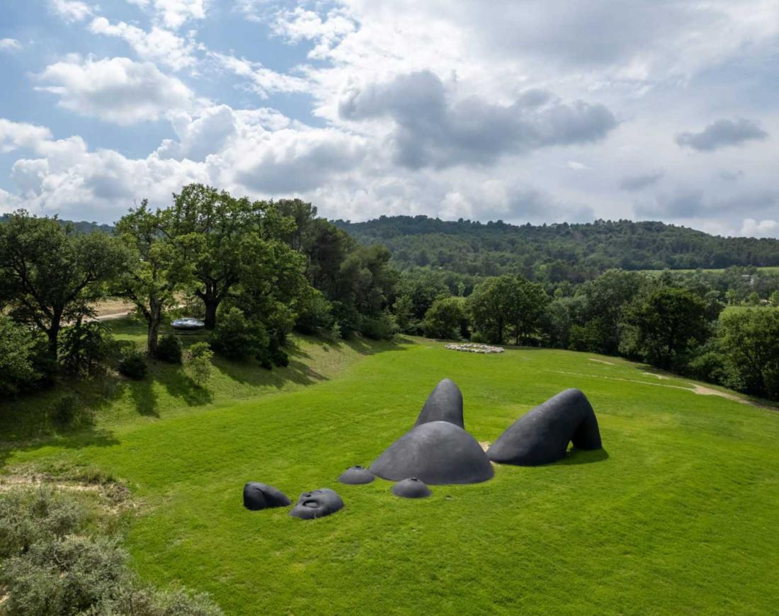 Dans les collines et les vignes du domaine, les hôtes pourront découvrir le Parcours Art et Architecture