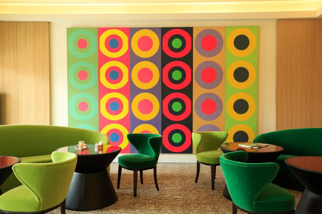 À l’inverse, les parties communes de l’hôtel se démarquent par leurs couleurs vives