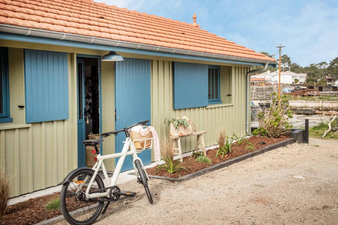  Ode à la slow life, la cabane se situe au cœur du port ostréicole de Piraillan, à quelques pas du bord de mer 