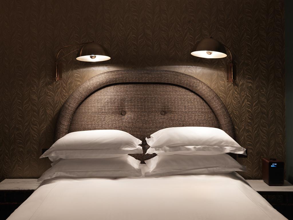 Têtes de lit en tissu, literie luxueuse (dont des draps en satin), éclairage tamisé : les chambres du Grand Pigalle sont très confortables