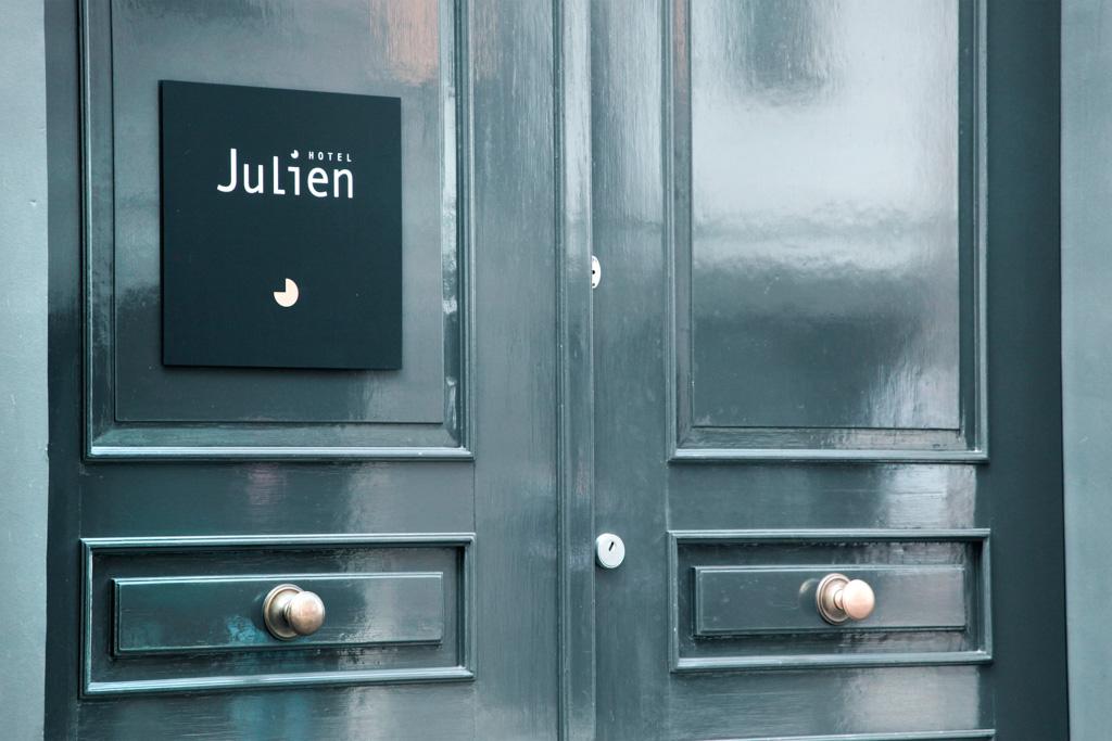 La discrète entrée de l’Hotel Julien, au coeur de la vieille ville d’Anvers
