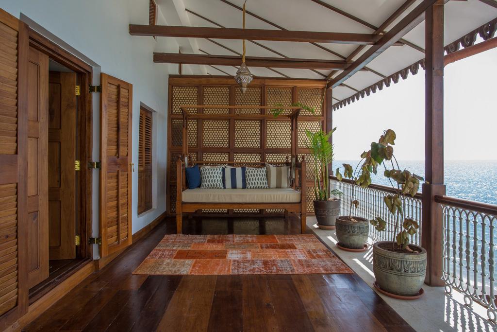 La Bahari Terrace Suite offre une immense terrasse de style colonial dominant l’Océan Indien