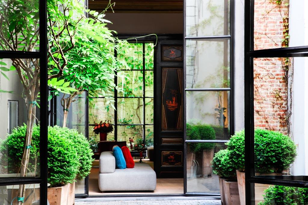 Un très beau patio, au coeur de l’hôtel, s’ouvre vers la réception et un coin lounge avec cheminée