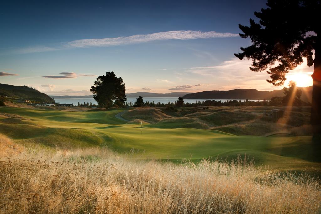 Le golf, imaginé par Jack Nicklaus, s’étend sur les bordures du charmant Lac Taupo, au cœur de l’île du Nord de Nouvelle-Zélande