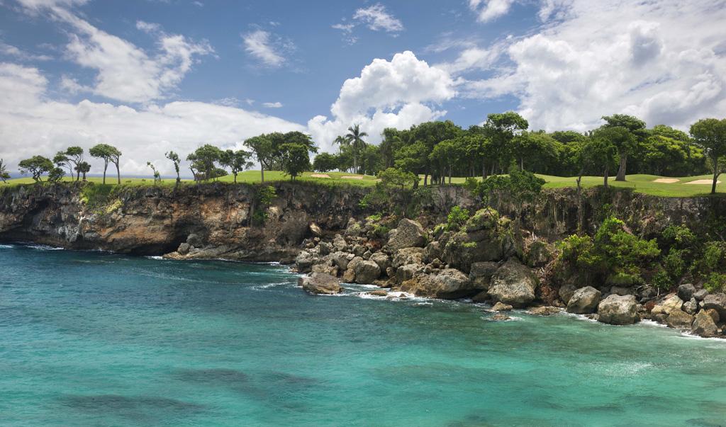 Le golf, vu depuis l’océan, perché sur une falaise surplombant les eaux turquoises des Caraïbes