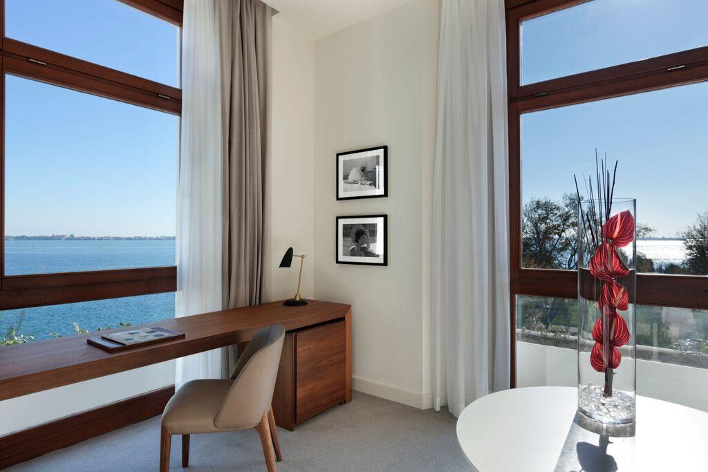 A l’intérieur, le JW Marriott dévoile des chambres lumineuses, ouvertes sur la lagune