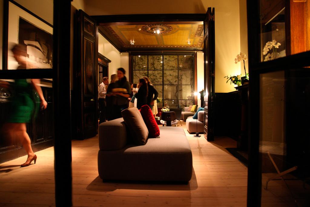 La nuit, ce même espace lounge est parfaitement éclairé