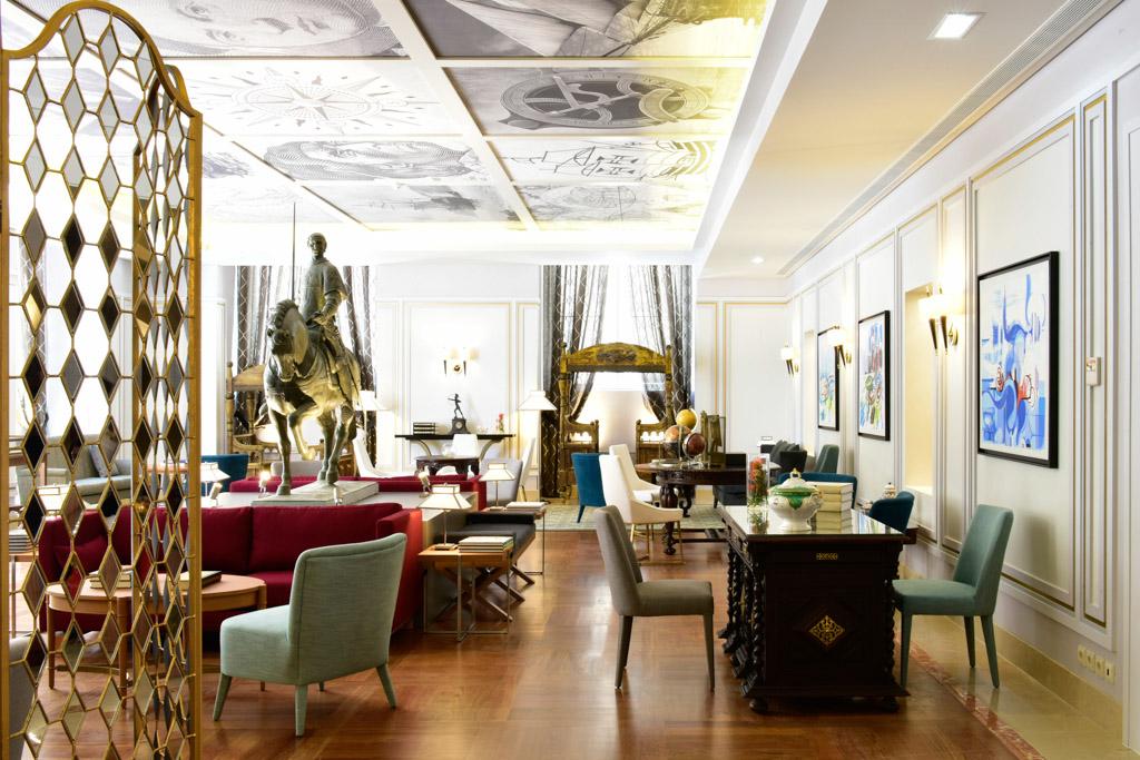 Parquet, sculpture, oeuvres d’art : le lobby révèle le positionnement luxueux de l’hôtel