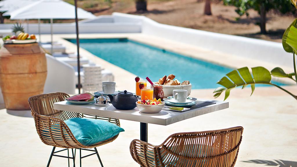 Petit-déjeuner au bord de la piscine