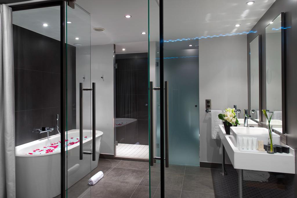 Impeccables salles de bain dans les suites de l’établissement