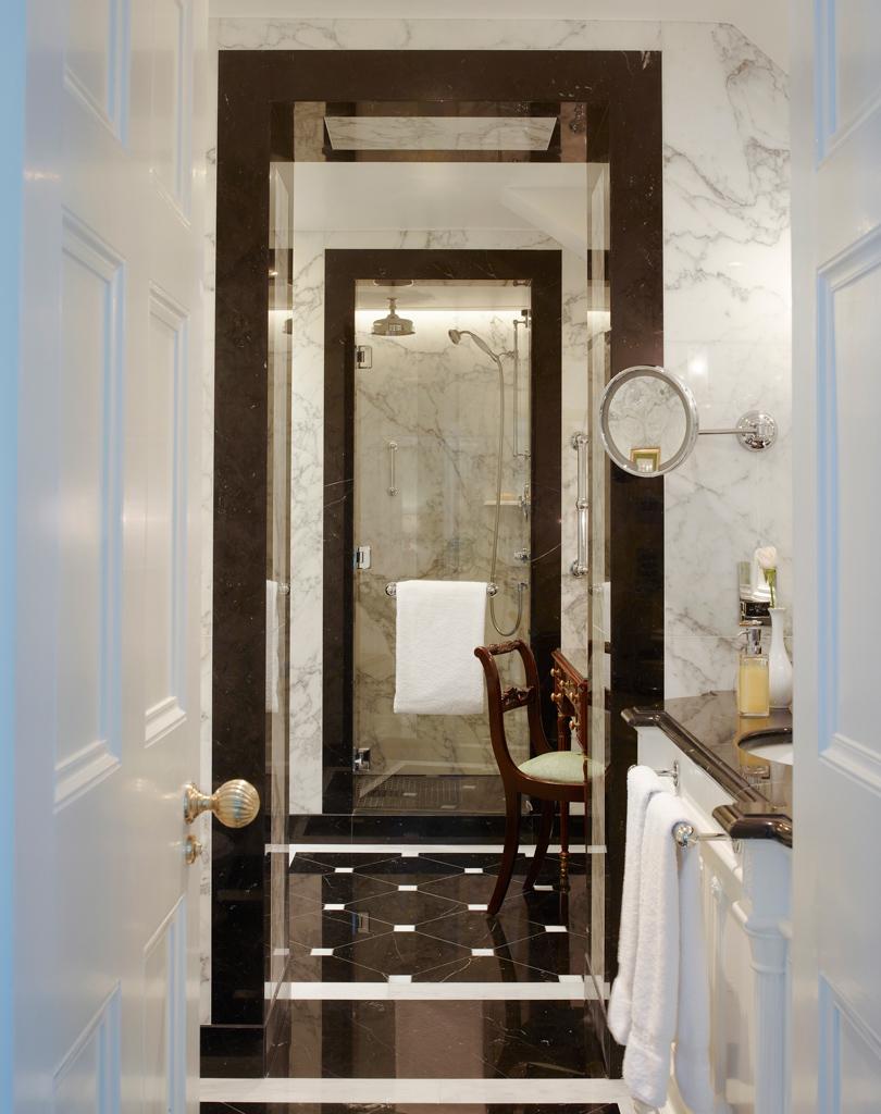 De superbes salles de bain sont à la disposition des hôtes du Lanesborough
