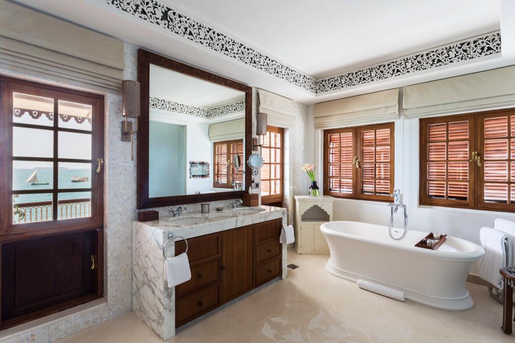 Un soin tout particulier a été apporté aux salles de bain, comme ici dans la suite Bahari
