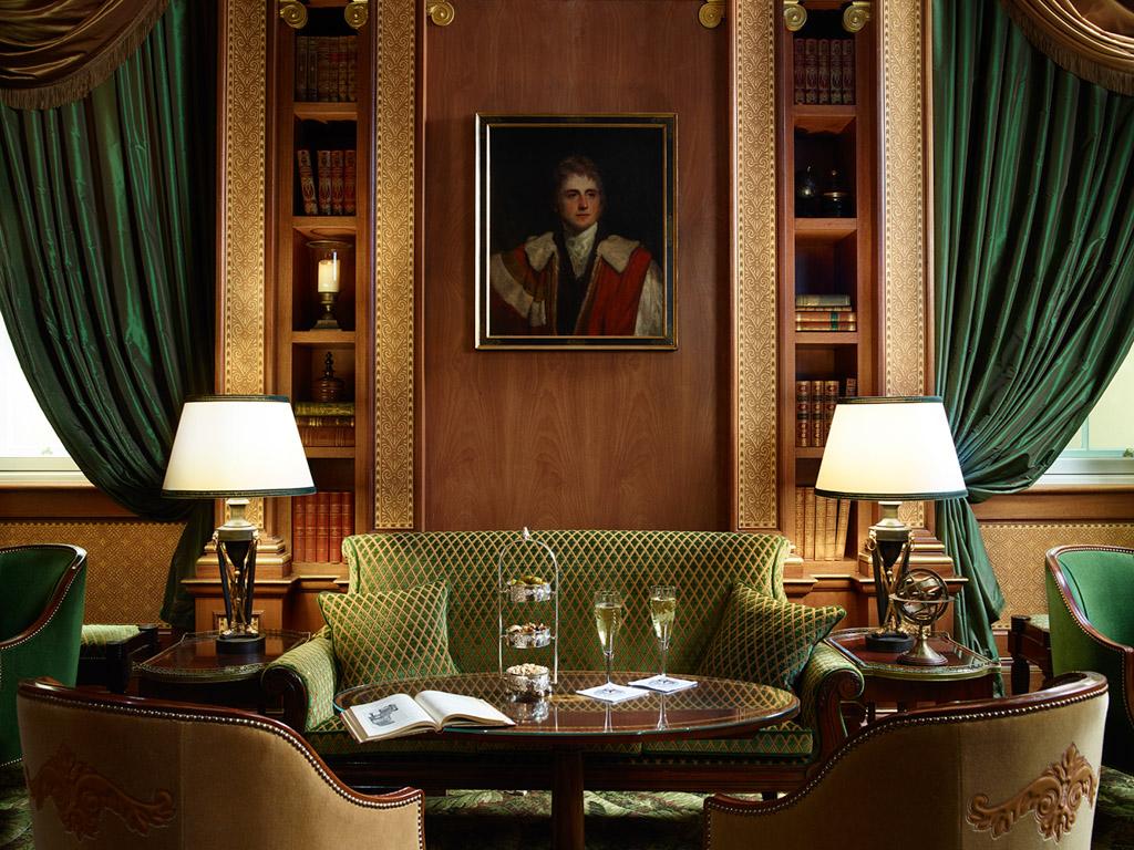 Le décor ultra chic et intimiste du Library Bar, dans la plus pure tradition britannique