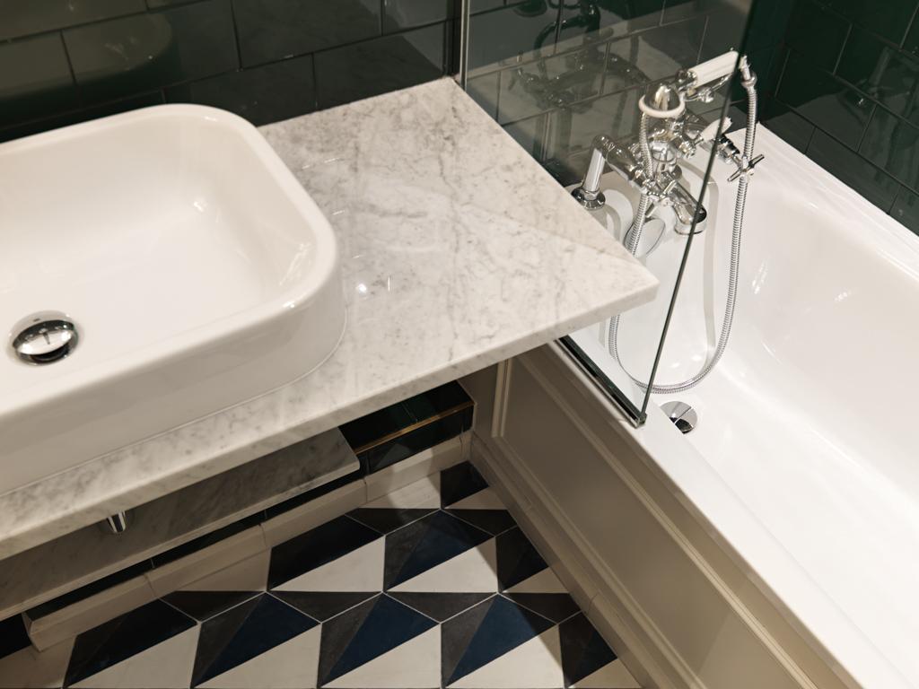 Les salles de bain mettent à l’honneur des faïences traditionnelles