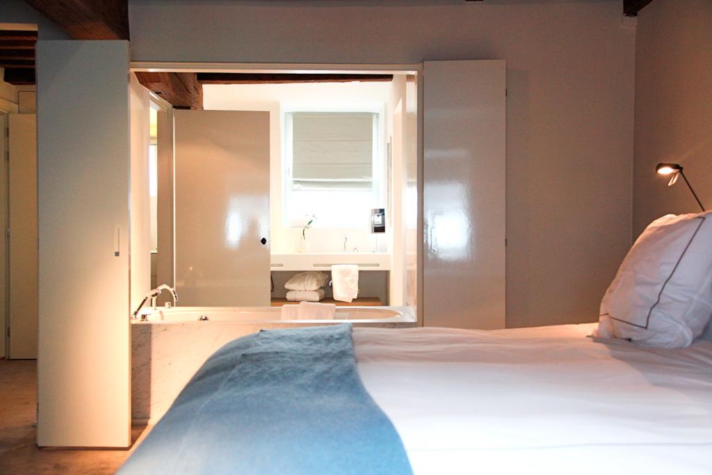 Dans les chambres, décor moderne sobre et salles de bain ouvertes