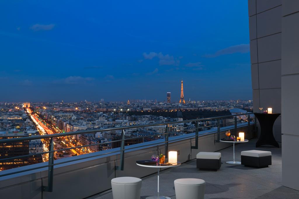 Un bar qui s’enrichit d’un rooftop extérieur, unique en son genre dans la capitale