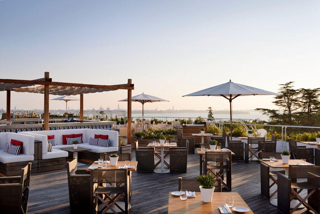 A deux pas de la piscine, un bar, spot idéal pour le coucher de soleil