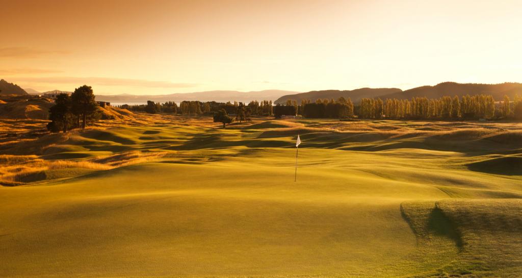 Mais c’est certainement à l’extérieur, sur le parcours de golf, que le spectacle est le plus impressionnant