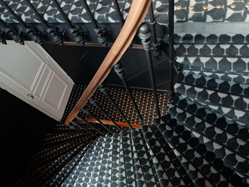 Un motif « martini » orne l’épaisse moquette de l’escalier, un hommage de plus à l’univers des créateurs du Grand Pigalle 12