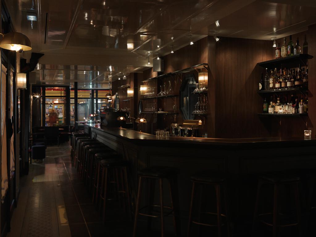 Tamisé et intimiste en soirée comme le montre ces images, le bar est baigné de lumière pendant la journée