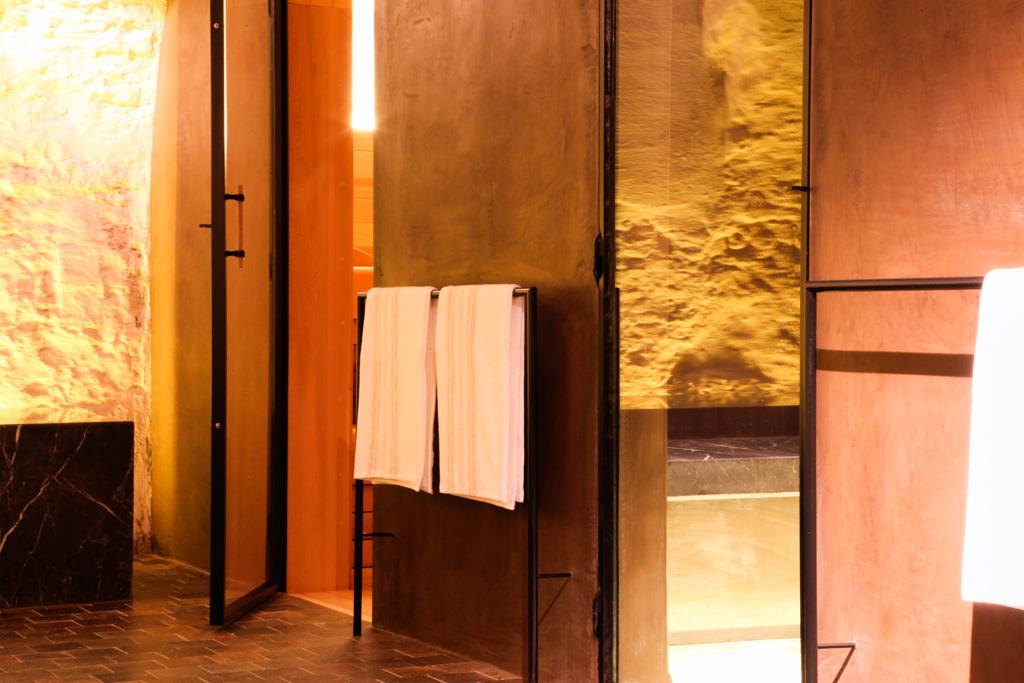 On retrouve dans le spa, entre autres, un sauna et un hammam...