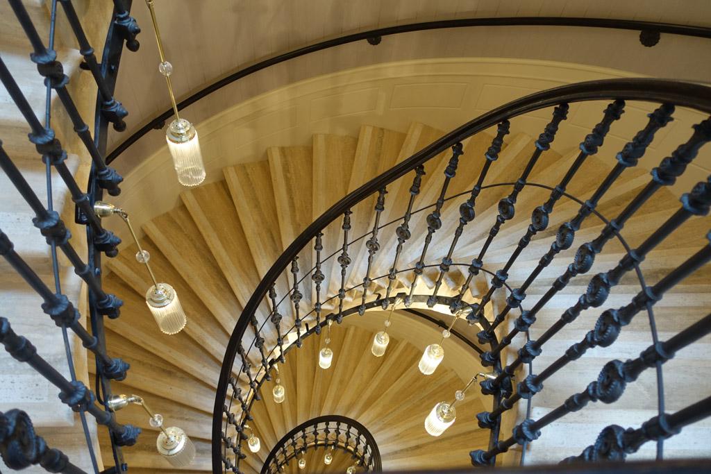 Un escalier majestueux, réminiscence du passé glorieux de l’immeuble du XIXème, permet d’accéder aux chambres