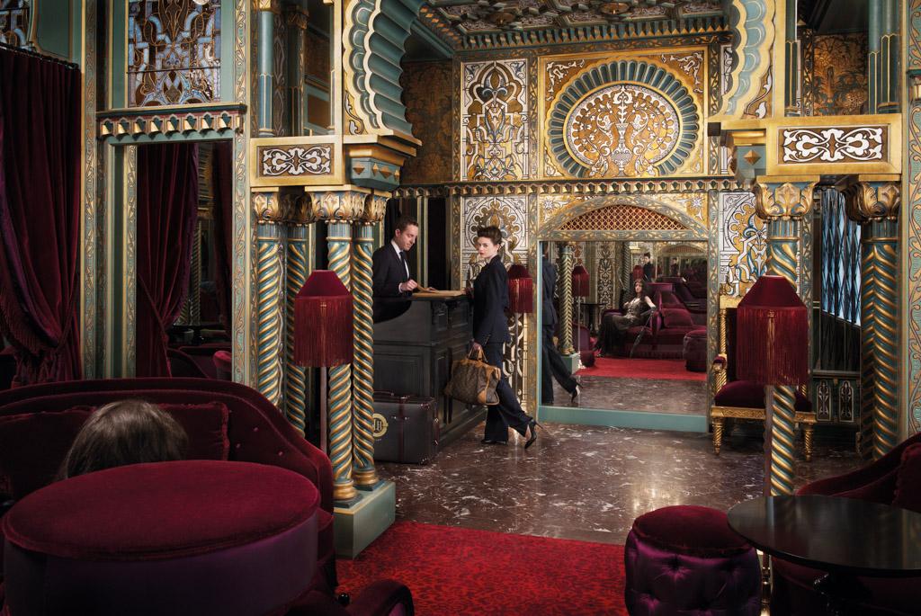 La réception jouxte l’opulent salon des Mille et une Nuits, le premier à accueillir les visiteurs. Installé dans un hôtel particulier de Bruxelles par un féru d’orientalisme au début du siècle dernier, le décor a pu être sauvé in extremis et rapatrié à la Maison Souquet.