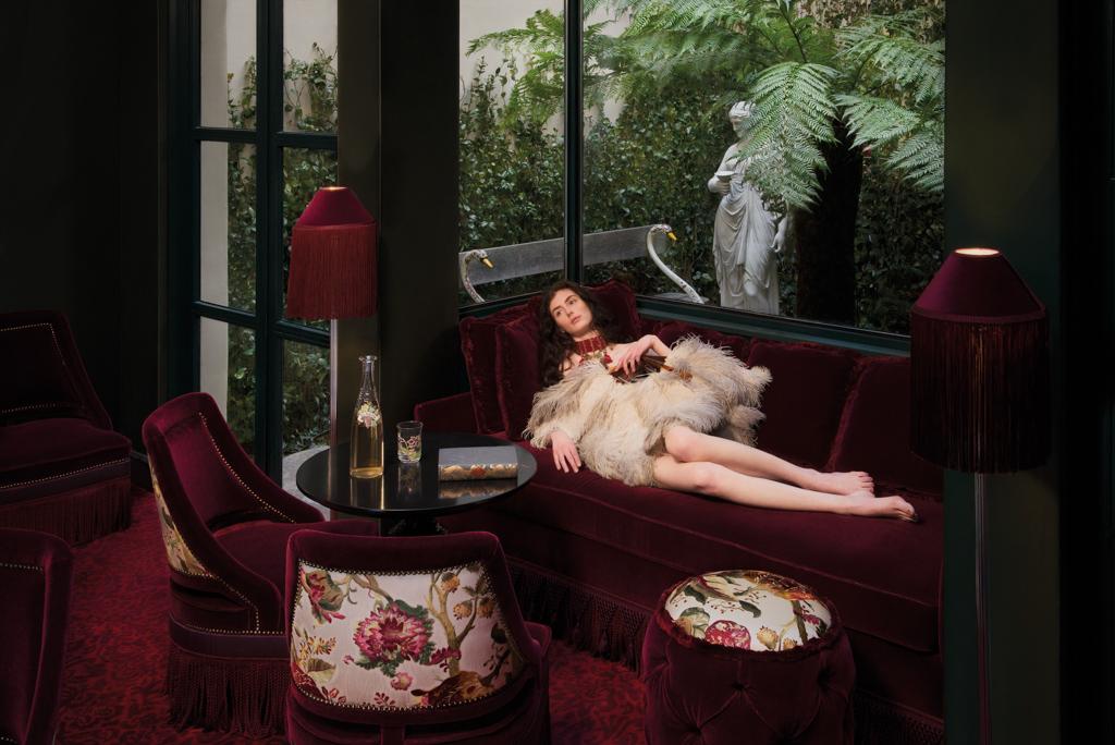 Le Jardin d’Hiver, ici mis en scène façon Belle Epoque, est le troisième et dernier salon de la Maison. Il donne sur un mur grouillant de lierre et de jasmin, la signature olfactive de l’hôtel.