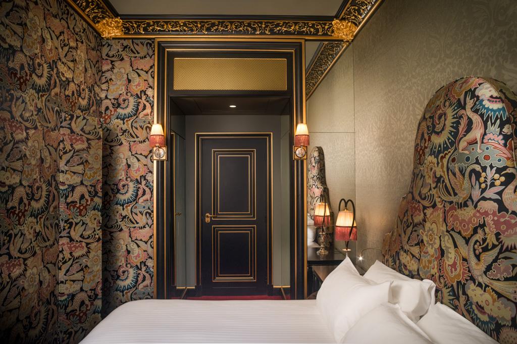 Les portes noires et dorées, un élément qui "trahit" à lui seul la patte du décorateur star Jacques Garcia.