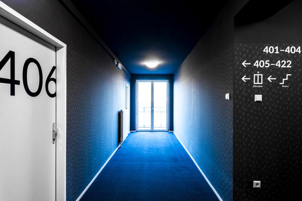 Un couloir à l’inspiration David Lynch