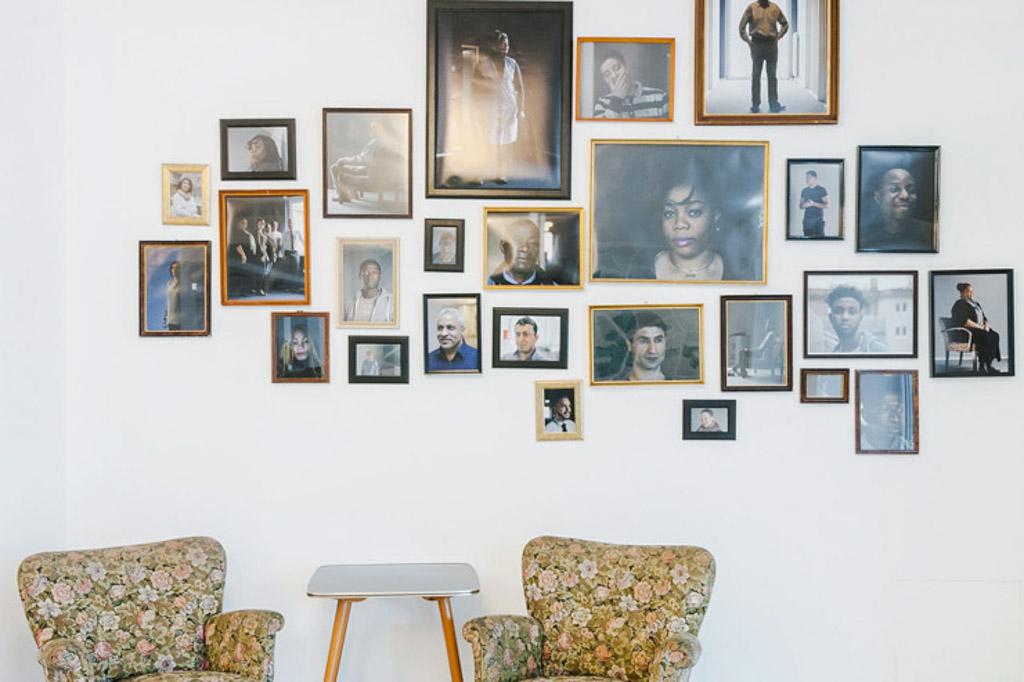 Un lieu à histoire(s), quelques photos des voyageurs accrochées au mur