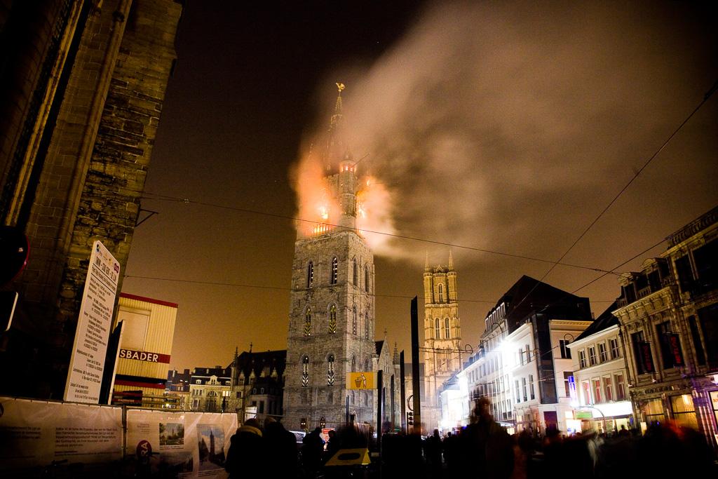 Et pour finir, le beffroi en flammes ! Un embrasement qui n’est heureusement qu’une illusion.