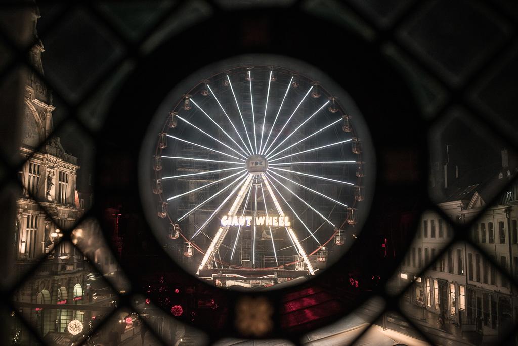 L’éclairage de la grande roue contribue à la magie de la ville.