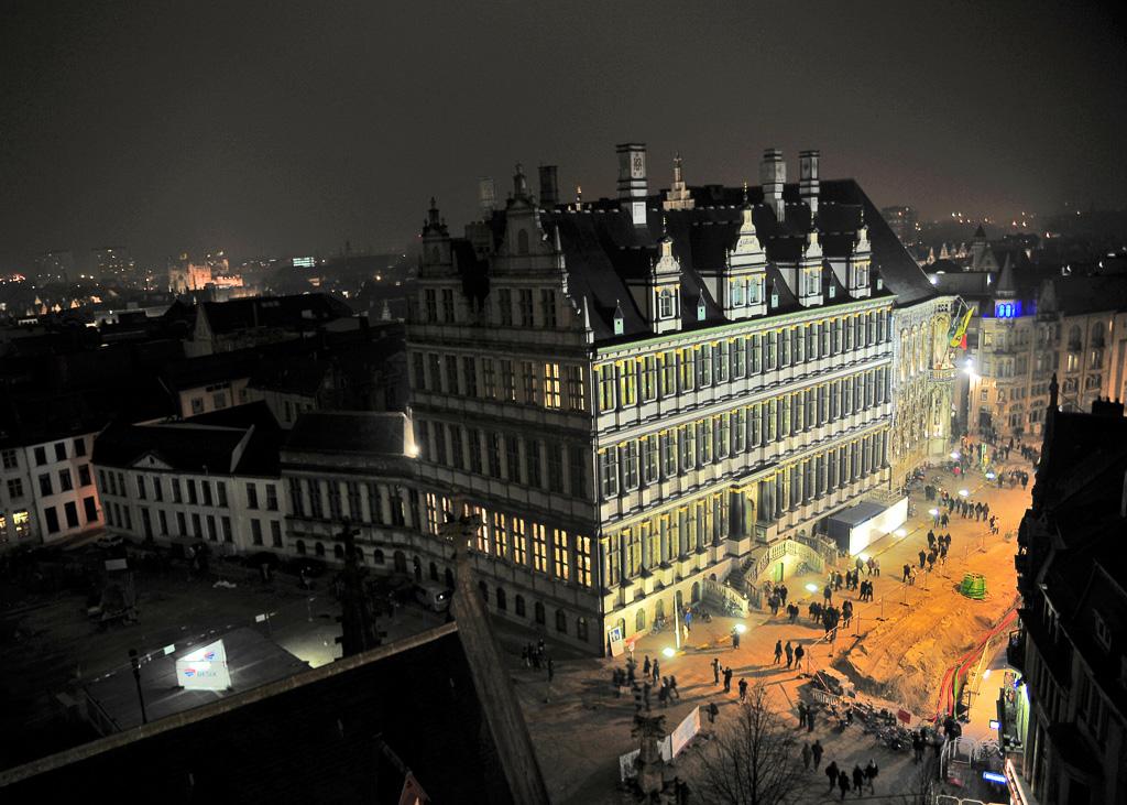 La façade Renaissance de l’hôtel de ville - ici éclairée spécialement pour la fête de la lumière - sur le Botermarkt...