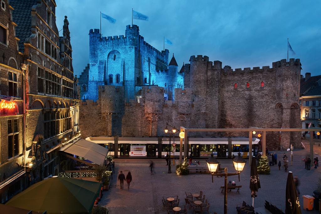 A l’occasion du "Winter Wonder Castle", le château des comtes se transforme en château de conte... de fée et adopte un éclairage spécial.