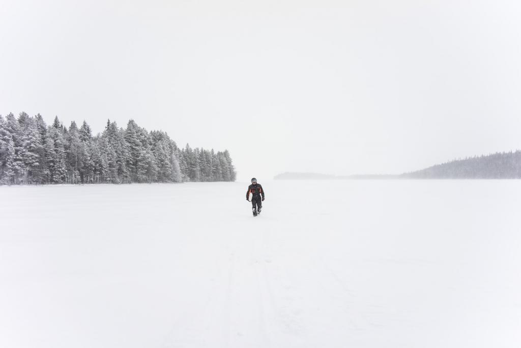 Pêcheur sur le lac gelé près d'Hyväniemi.