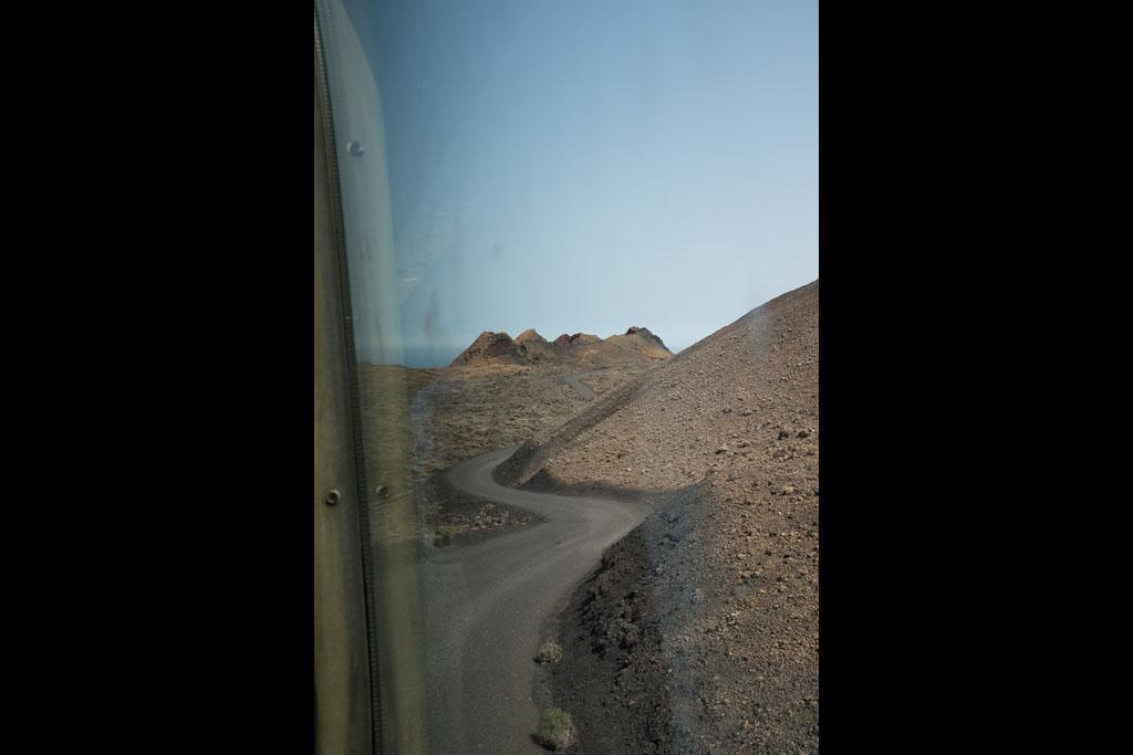 Pour protéger l’environnement volcanique fragile, la visite des «montagnes de feu» se fait uniquement dans un tour en bus. Parc de Timanfaya. Lanzarote.