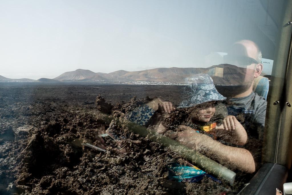 Pour protéger l’environnement volcanique fragile, la visite des «montagnes de feu» se fait uniquement dans un tour en bus. Parc de Timanfaya. Lanzarote.