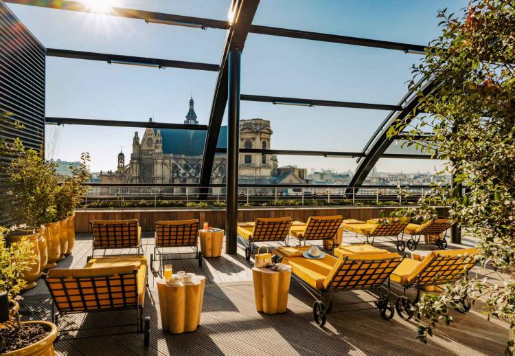 ROOF, le rooftop le plus en vue du moment est perché sur le toit de l'hôtel Madame Rêve à Paris