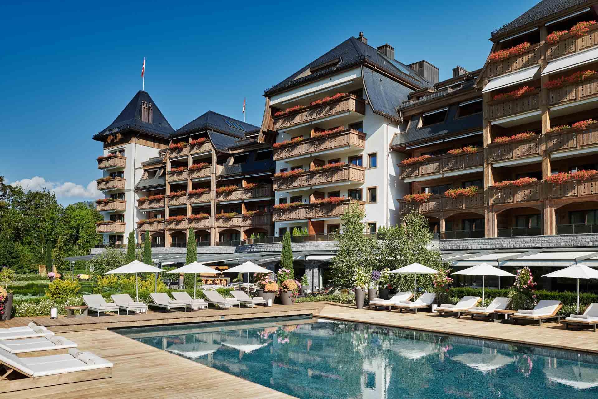 The Alpina Gstaad avec sa piscine extérieure chauffée à 33°C toute l’année © The Alpina Gstaad