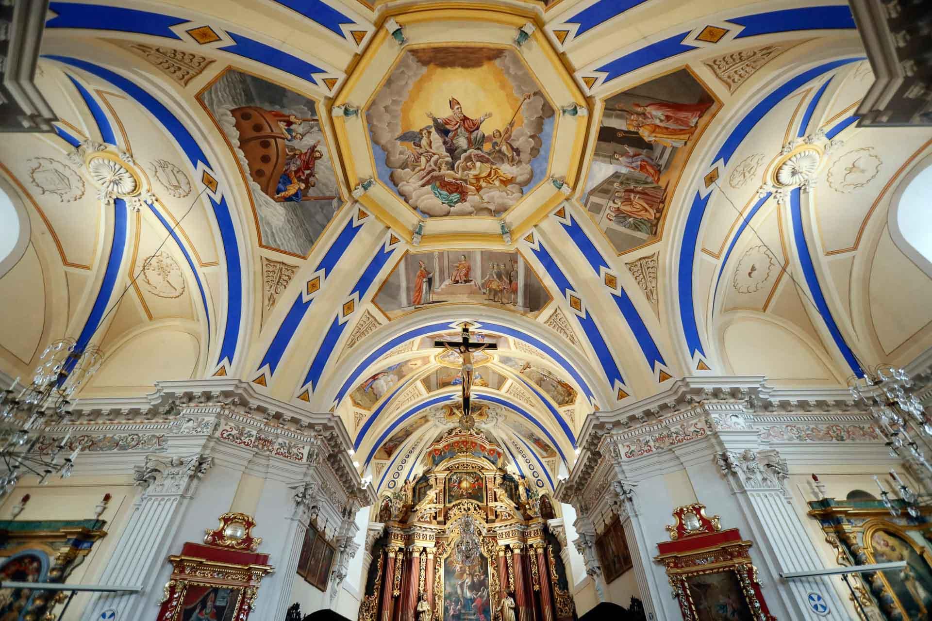 Saint-Nicolas-de-Véroce est un joyaux de l’art baroque alpin, caractérisé par un extérieur sobre et un intérieur éclatant de couleurs © Pascal Deloche