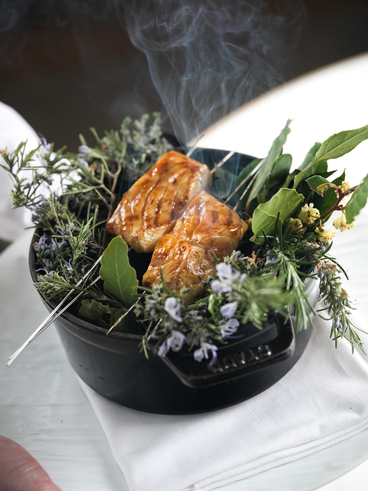 Le turbot laqué servi dans sa cocotte d’herbes © Stéphane Riss 
